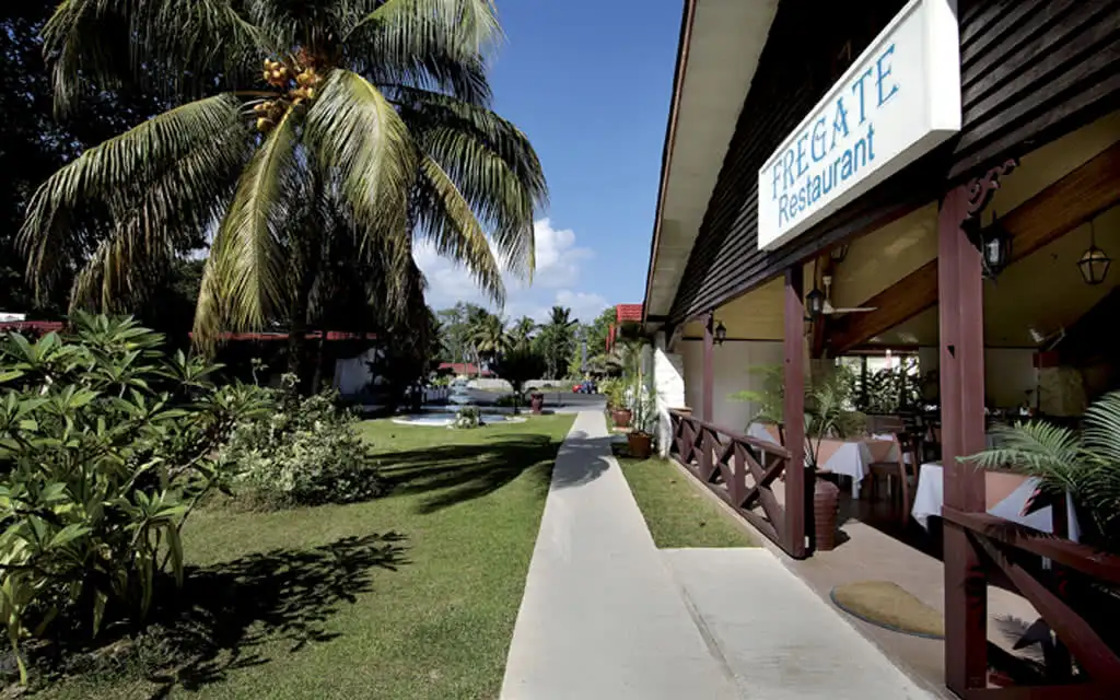 COMBINÉ 2 ILES : PRASLIN + MAHÉ Berjaya Praslin + L'Habitation Cerf Island 14 nuits ** - 6
