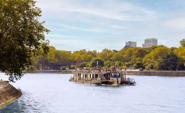 Partez en amoureux à la découverte de Paris en bateau ! - 4* - 33